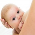 В первые месяцы у новорожденных сильно выражен сосательный рефлекс, и мамы зачастую перекармливают детей.