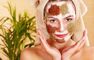 Одна из эффективных очищающих от черных точек масок для лица – маска из косметической глины.