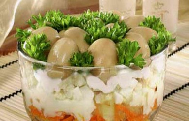 Для заправки салата с грибами лучше использовать сметану или майонез.