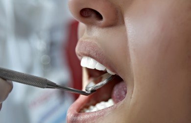 Если пародонтоз запустить, то велика вероятность полного разрушения костной ткани челюсти именно в месте крепления зубов.