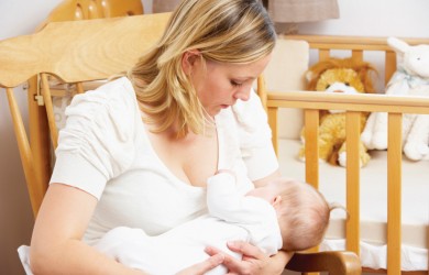 Врачи не рекомендуют прекращать кормление на время лечения, так как вместе с материнским молоком младенец получает антитела, защищающие от заражения.