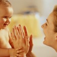 У ребенка в 8 месяцев на новый этап переходит понимание речи и диалог с взрослым.