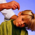 Родители должны помнить, что лечение в домашних условиях воспаления уха с помощью грелок, сухого тепла, спиртовых компрессов возможно только по рекомендациям врача.