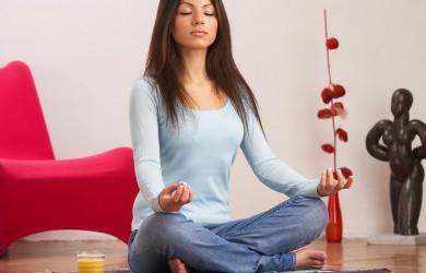 Привлекать деньги с помощью медитации лучше вечером, когда вас ничего не тревожит.