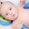 После купания аккуратно промокните кожу малыша мягкой пеленкой или полотенцем.