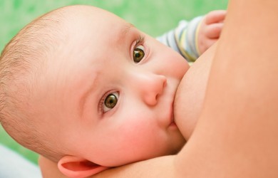 Самая распространенная причина срыгиваний у грудного ребенка – перекармливание.