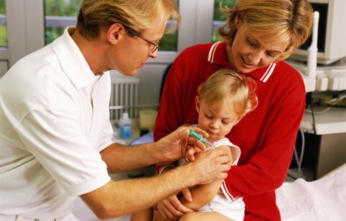 Прививка от гриппа – дело добровольное, а выполнять ли прививку ребенку – решают только родители.