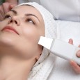 Чаще всего метод ультразвуковой чистки применяется при жирной коже лица, когда нужно сузить поры или во время гиперпигментации.