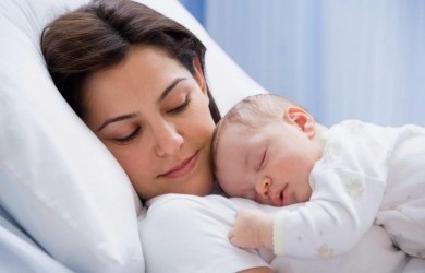 Прыщики на лице у новорожденных могут появиться в результате разных причин.