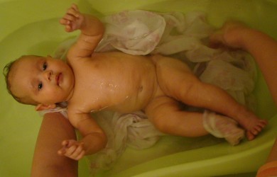 Принимать ванну с чередой можно не чаще раза в неделю - это растение слишком пересушивает нежную кожу младенца.