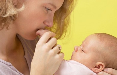 Если у новорожденного гноиться глазик, нужно поспособствовать скорейшему выведению гноя.