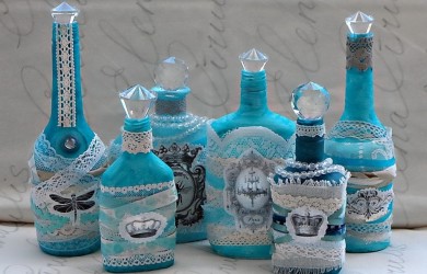 Техника декорирования настолько разнообразна, что из бутылок различной формы и размеров можно создавать самые уникальные поделки, используя при этом подручные средства.